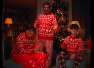 Padre e hijos posan con Eduardo, el muslito de pollo de plástico de las navidades del 2022. Fuente: Captura de pantalla del anuncio de KFC https://youtu.be/o-YzIok4Im4?si=daBpOkxBTYo5VJq4 
