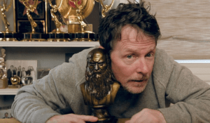 Michael J. Fox posando junto a su premio Davinci, 2024 Fuente: Wikimedia Commons