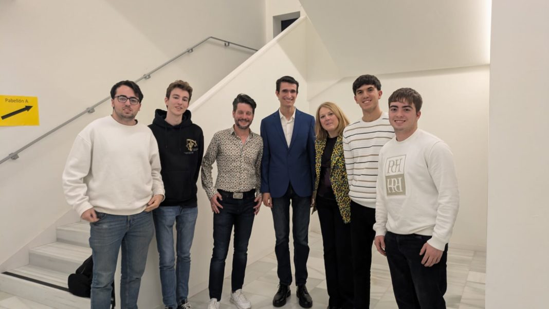 El equipo de Ocio o Negocio con los dos invitados de la mesa redonda: Julio Tejero Medrano (tercero por la izquierda), de UGT Aragón, y Rosa García Torres, de CEOE Aragón / Jorge Rodríguez