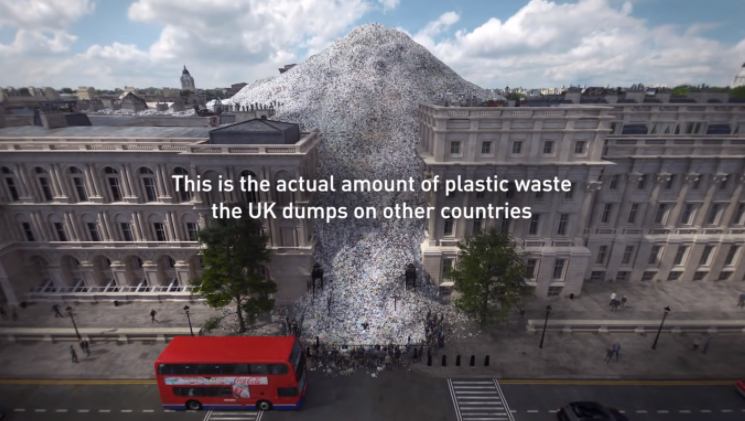 Frame del vídeo Wasteminister: A Downing Street Disaster | Fuente: Greenpeace UK | Disponible en: https://www.youtube.com/watch?v=Hr6RqGg6ExE