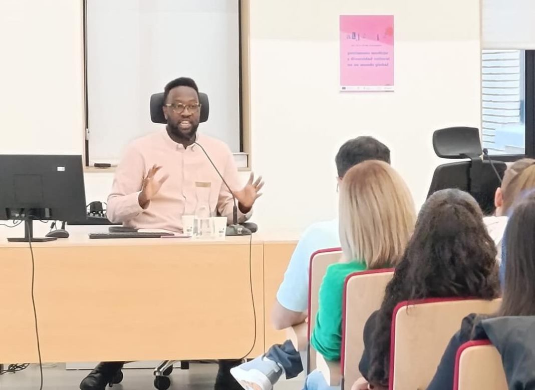 Moha Gerehou en un momento de su intervención en la Universidad de Zaragoza