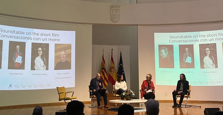 Mercedes Ruiz (de rojo) en la mesa redonda en torno al cortometraje “Conversaciones con un mono”